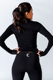 1Enemy's black high waisted sports leggings combine fashion and function with two side pockets for all your essentials, and a soft durable material for pure comfort. These workout leggings can handle a day out on the town or your toughest days in the gym.