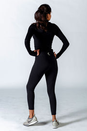 These black workout leggings with pockets are the perfect combination of fashion and function. Made of a soft comfortable material to provide maximum support for every workout. 