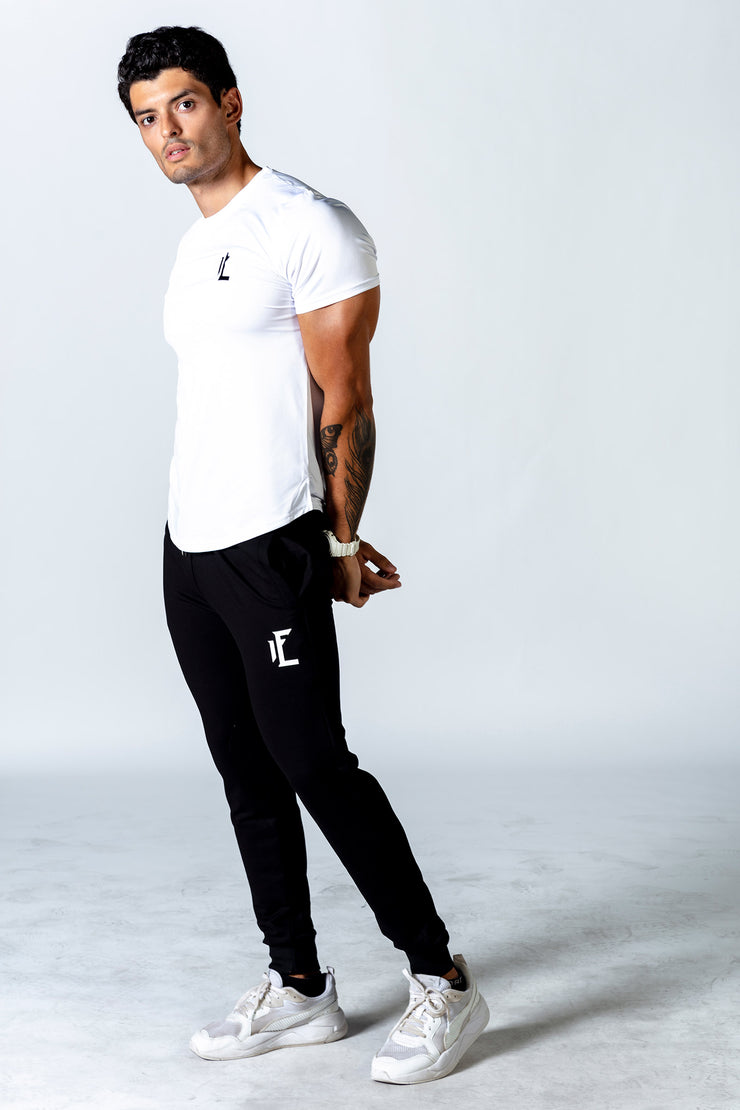 These black joggers for men are perfect before, during, or after your training sesh. Making sure you are comfortable and supported, these joggers are made from a soft, durable material to endure any activity.